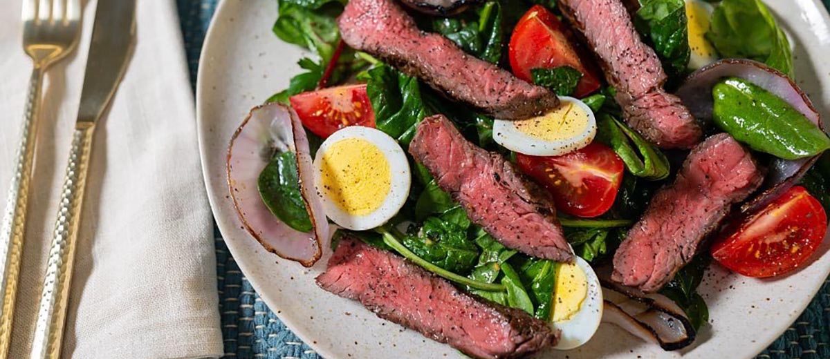 Стейк-салат с американской говядиной, чесноком и травами 