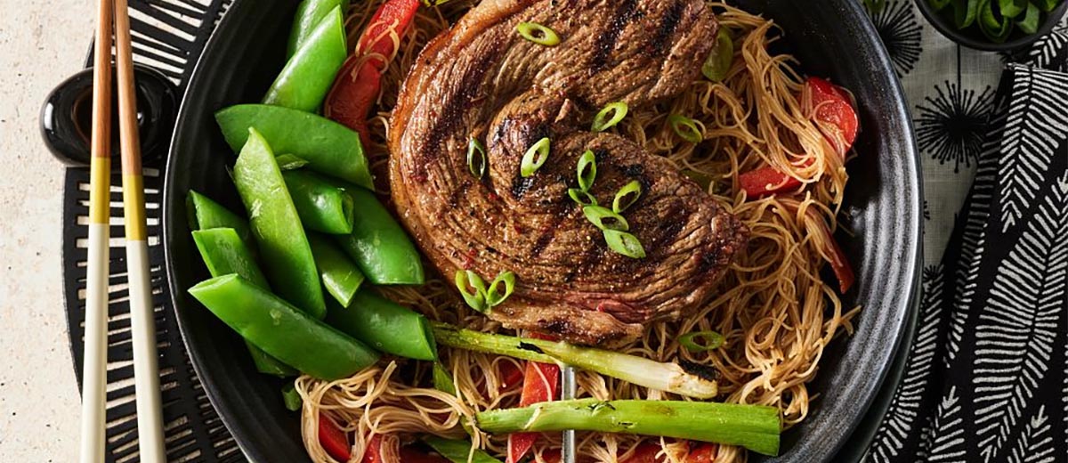 Филиппинская рисовая лапша Пансит с американским говяжьим стейком Кулотт